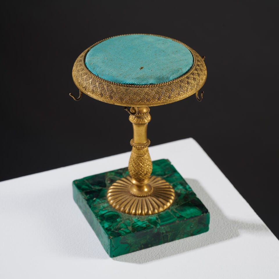 Porte épingle en bronze doré et ciselé sur une base en malachite, Russie vers 183... - 2