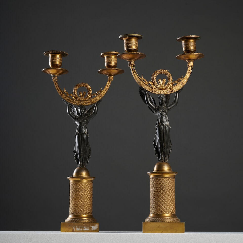 Paire de candélabres à deux bras lumière en bronze doré et patiné d'...: Paire de candélabres à deux bras lumière en bronze doré et patiné d'époque Restauration A pair of two-light candelabra in gilt and patinated bronze, first half of the