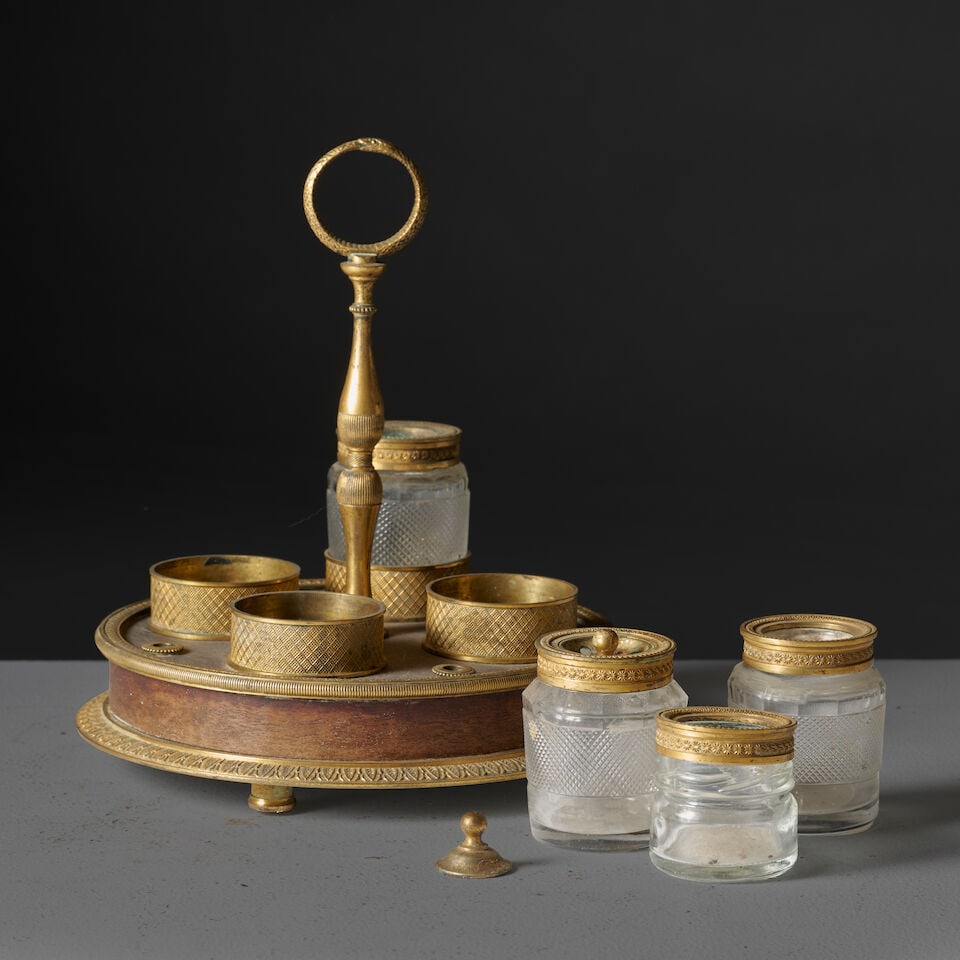 Encrier circulaire à trois godets en cristal taillé, bronze et loupe d'époque Res...: Encrier circulaire à trois godets en cristal taillé, bronze et loupe d'époque Restauration A bronze and burr wood circular inkwell with three cut crystal wells, first half of the 19th