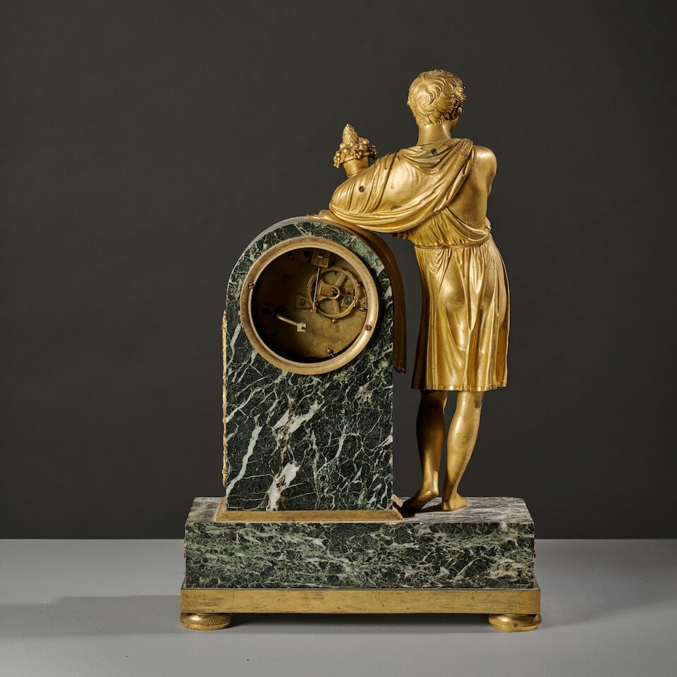 Pendule borne en marbre vert de mer et bronze doré figurant 'l'Abondance' d'époque Res... - 2