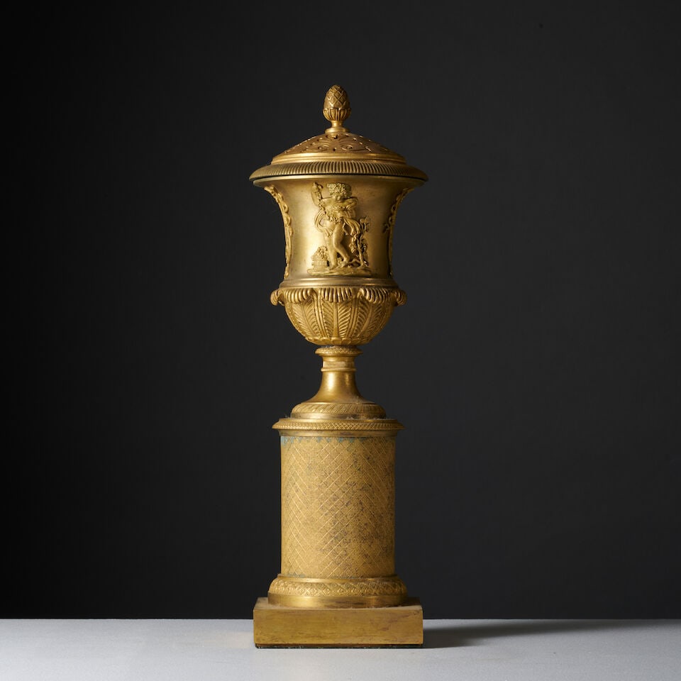 Vase couvert en bronze doré et ciselé d'époque Restauration A covered vase in gil...: Vase couvert en bronze doré et ciselé d'époque Restauration A covered vase in gilt-bronze, first half of the 19th century A décor d'amours et de lyre, le couvercle ajouré de