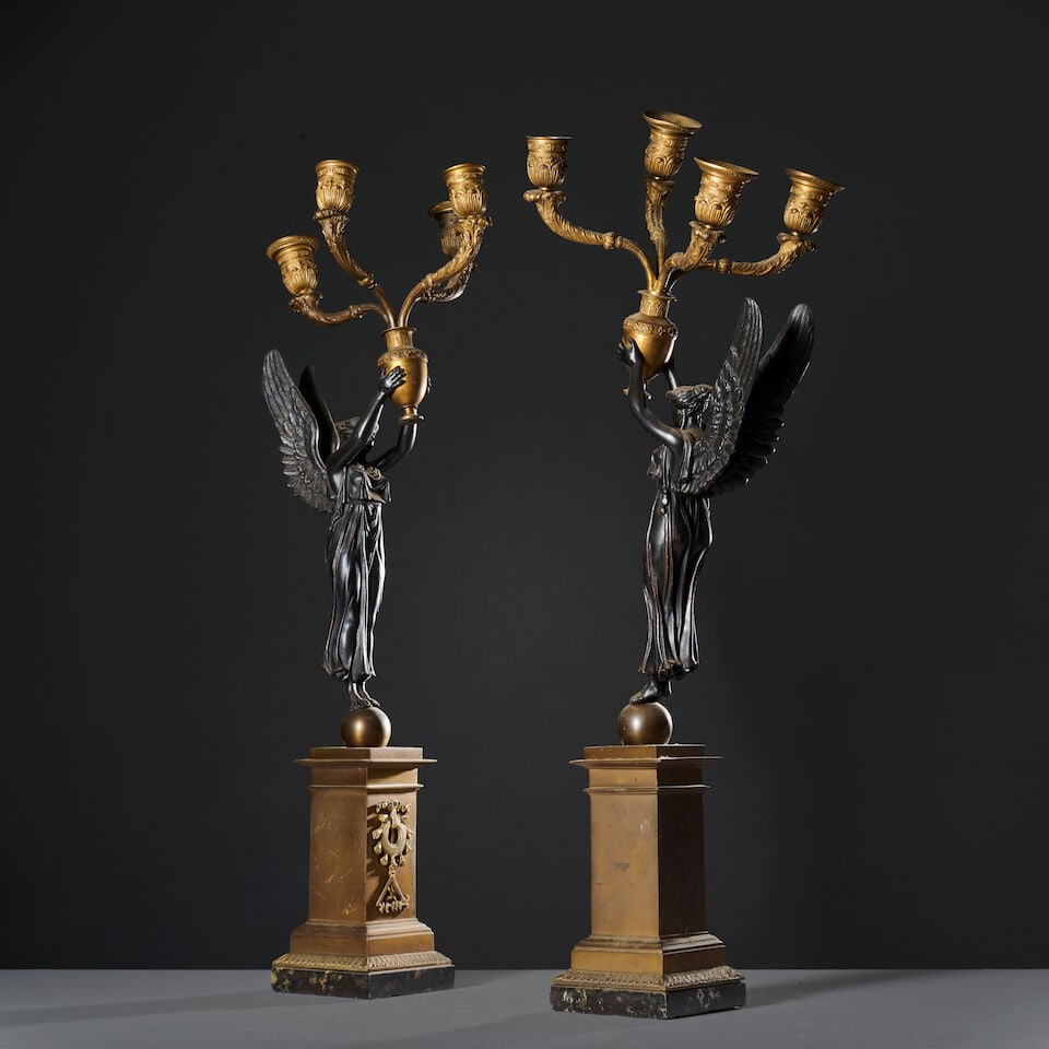 Paire de candélabres à quatre bras de lumière figurant une victoire ailée su...: Paire de candélabres à quatre bras de lumière figurant une victoire ailée supportant un vase d'époque Restauration A pair of four-light candelabra depicting a winged Victory