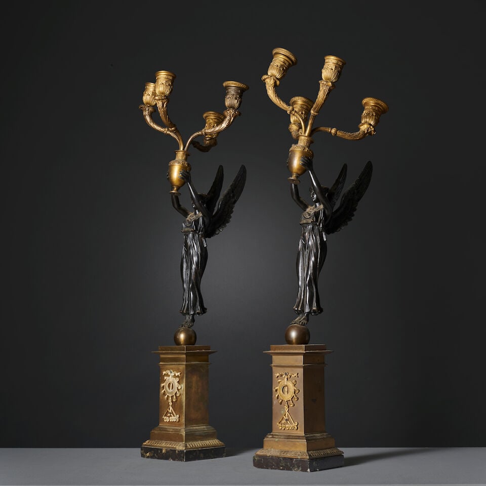 Paire de candélabres à quatre bras de lumière figurant une victoire ailée su... - 3