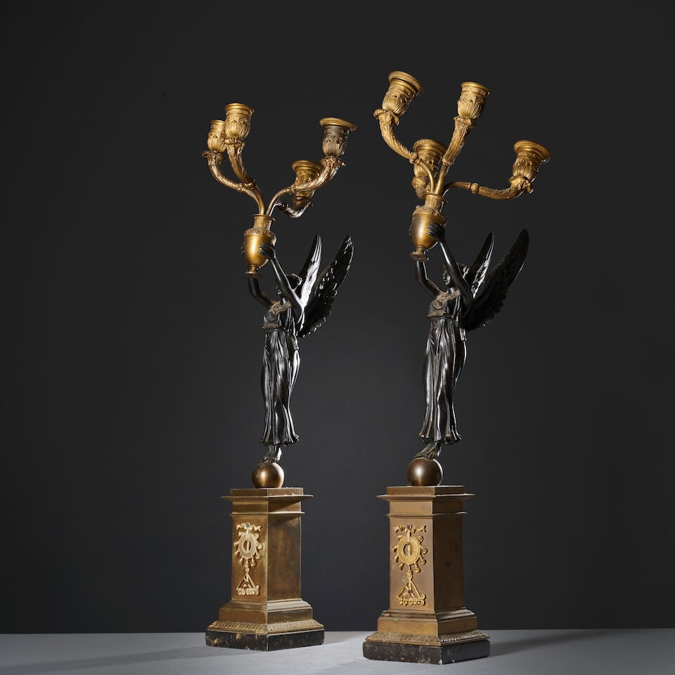 Paire de candélabres à quatre bras de lumière figurant une victoire ailée su... - 4