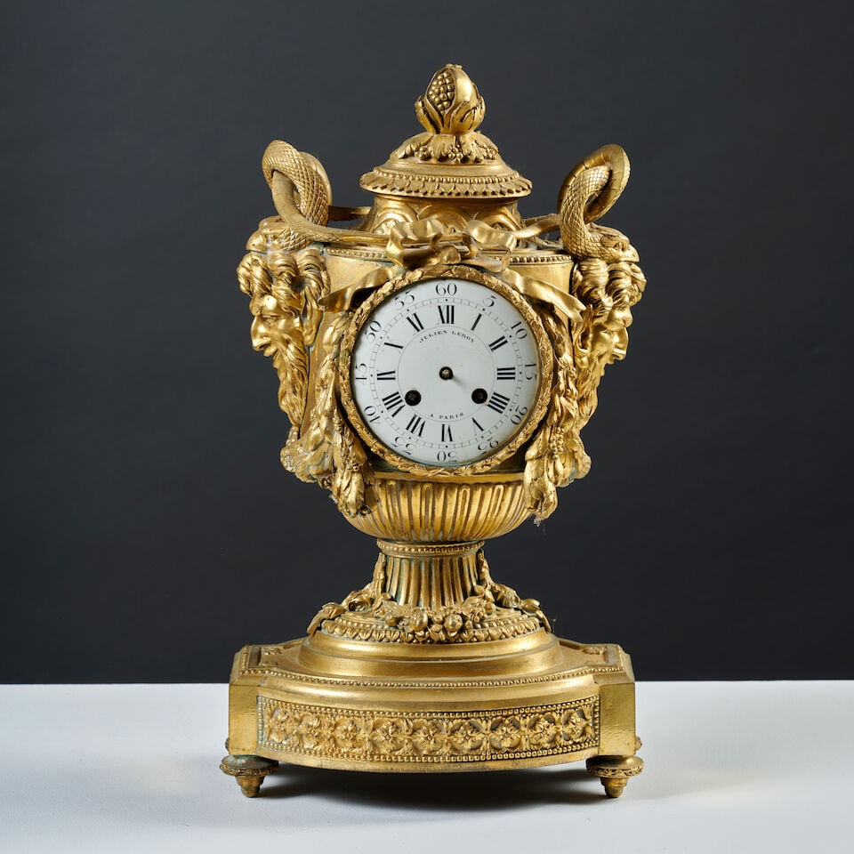 Pendule en forme de vase à têtes de satyre en bronze doré et ciselé, le cadr...: Pendule en forme de vase à têtes de satyre en bronze doré et ciselé, le cadran signé Julien Leroy de la fin du XVIIIe siècle, d'après le modèle de Robert