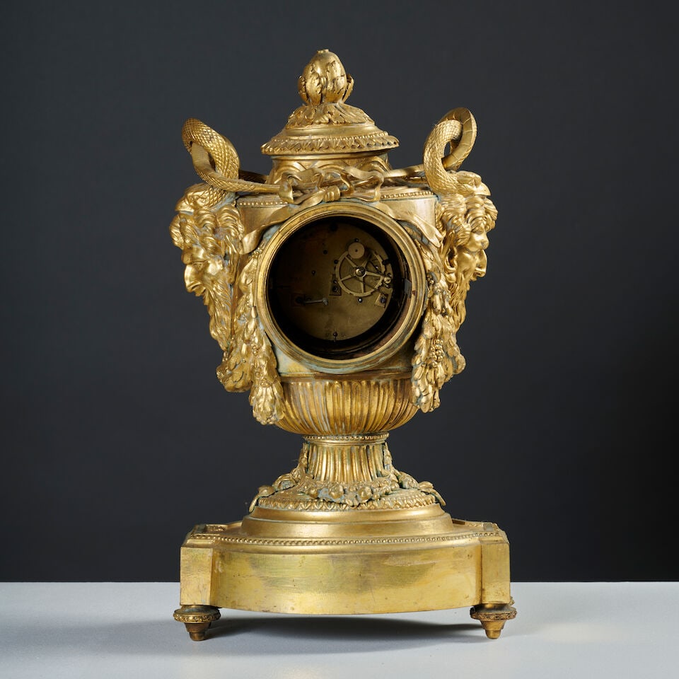 Pendule en forme de vase à têtes de satyre en bronze doré et ciselé, le cadr... - 2