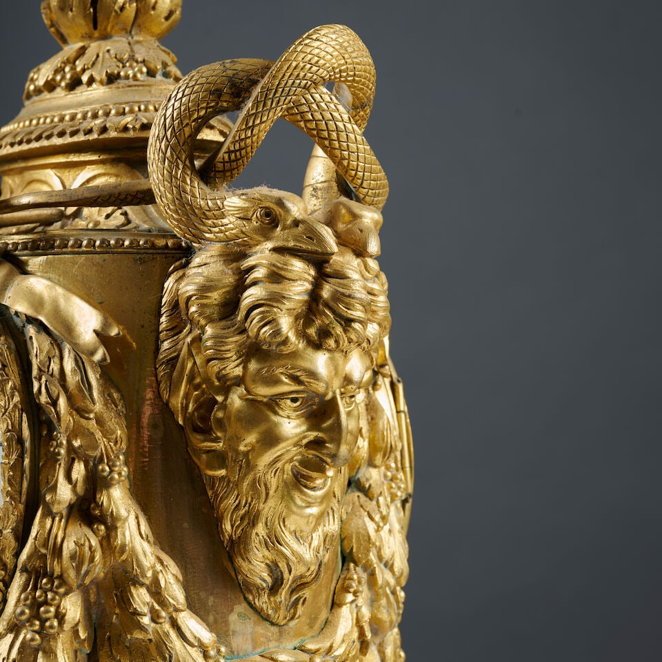 Pendule en forme de vase à têtes de satyre en bronze doré et ciselé, le cadr... - 3