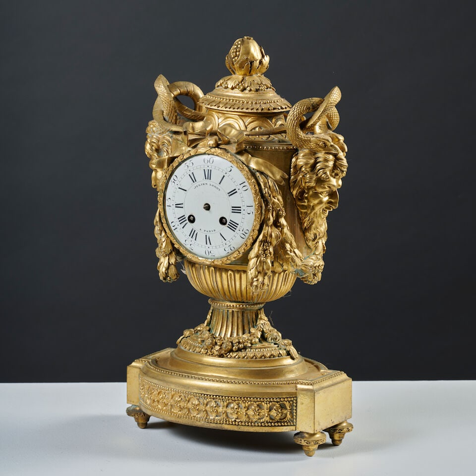 Pendule en forme de vase à têtes de satyre en bronze doré et ciselé, le cadr... - 4