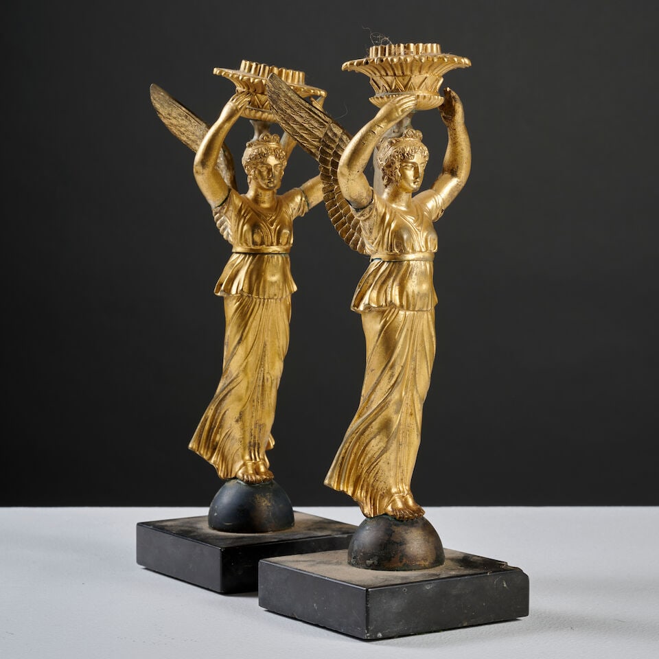 Paire de flambeaux en bronze doré et ciselé à décor de Victoire ailée, ... - 2