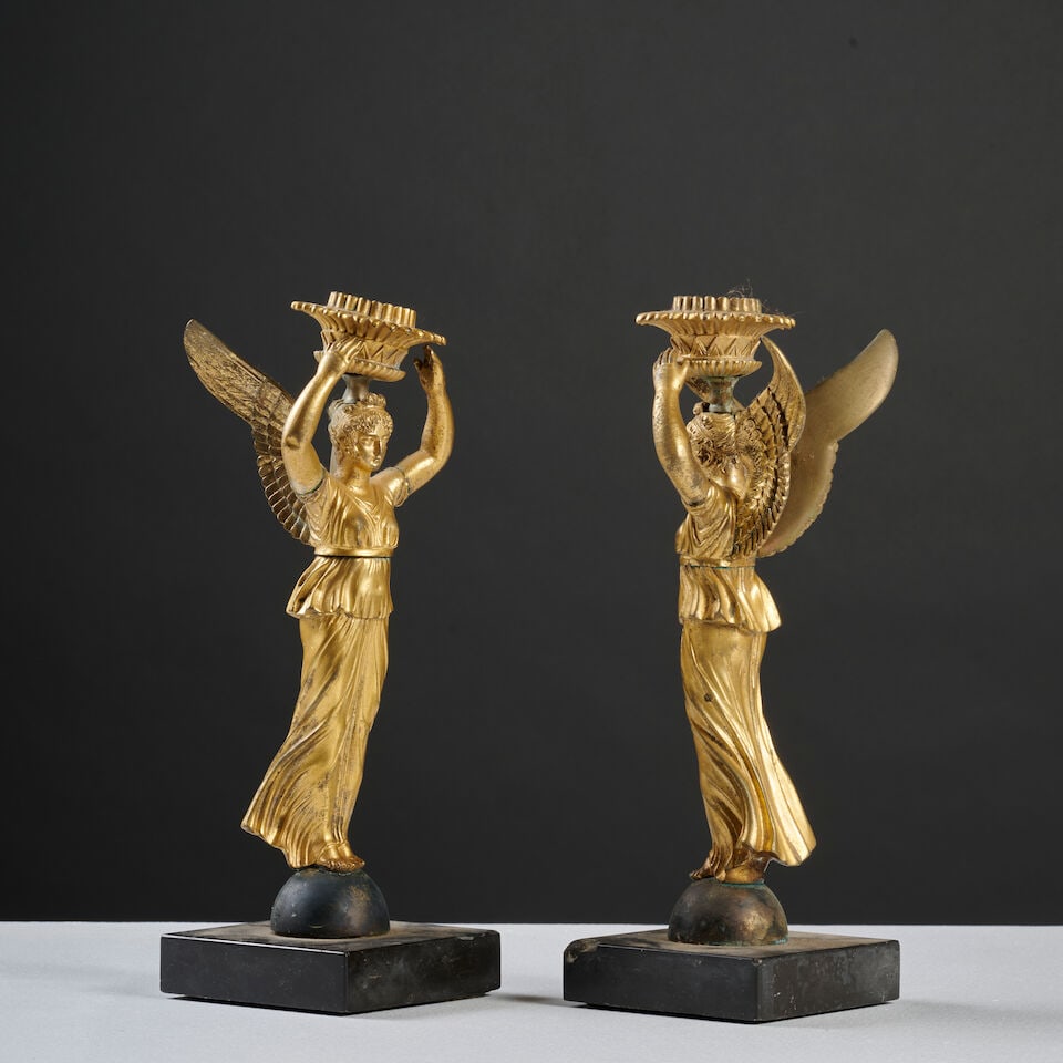 Paire de flambeaux en bronze doré et ciselé à décor de Victoire ailée, ... - 3