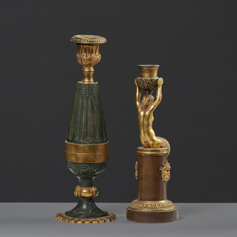 Deux paires de flambeaux, l'un en bronze doré et ciselé en forme de sirène d'... - 4