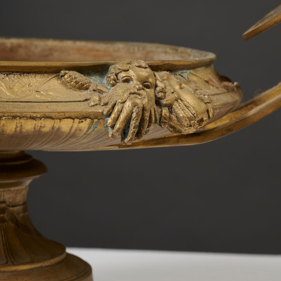 Une coupe en forme de fontaine au dauphin, et une coupe en bronze doré et marbre noir, fin... - 2