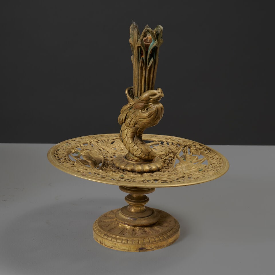Une coupe en forme de fontaine au dauphin, et une coupe en bronze doré et marbre noir, fin... - 3