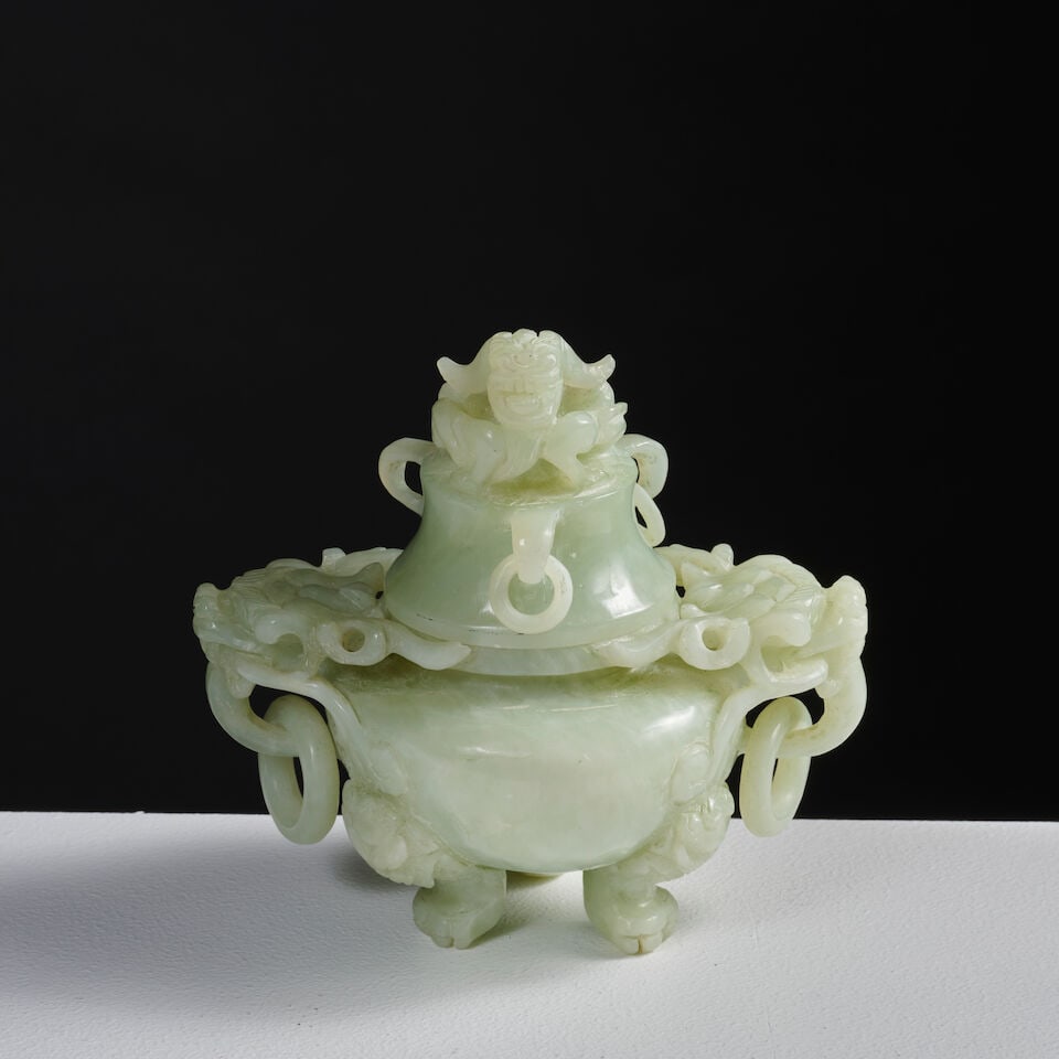 Brûle-parfum couvert bowénite. Chine, XXe siècle A bowenite covered incense burne...: Brûle-parfum couvert bowénite. Chine, XXe siècle A bowenite covered incense burner. China, 20th century A décor sculpté de têtes de dragon. (éclats) Decorated with