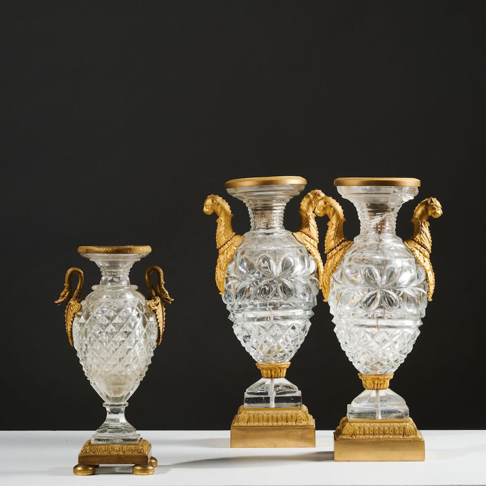 Paire de vases de forme ovoïde en cristal moulé d'époque Restauration ; A pair of... (1 of 4)