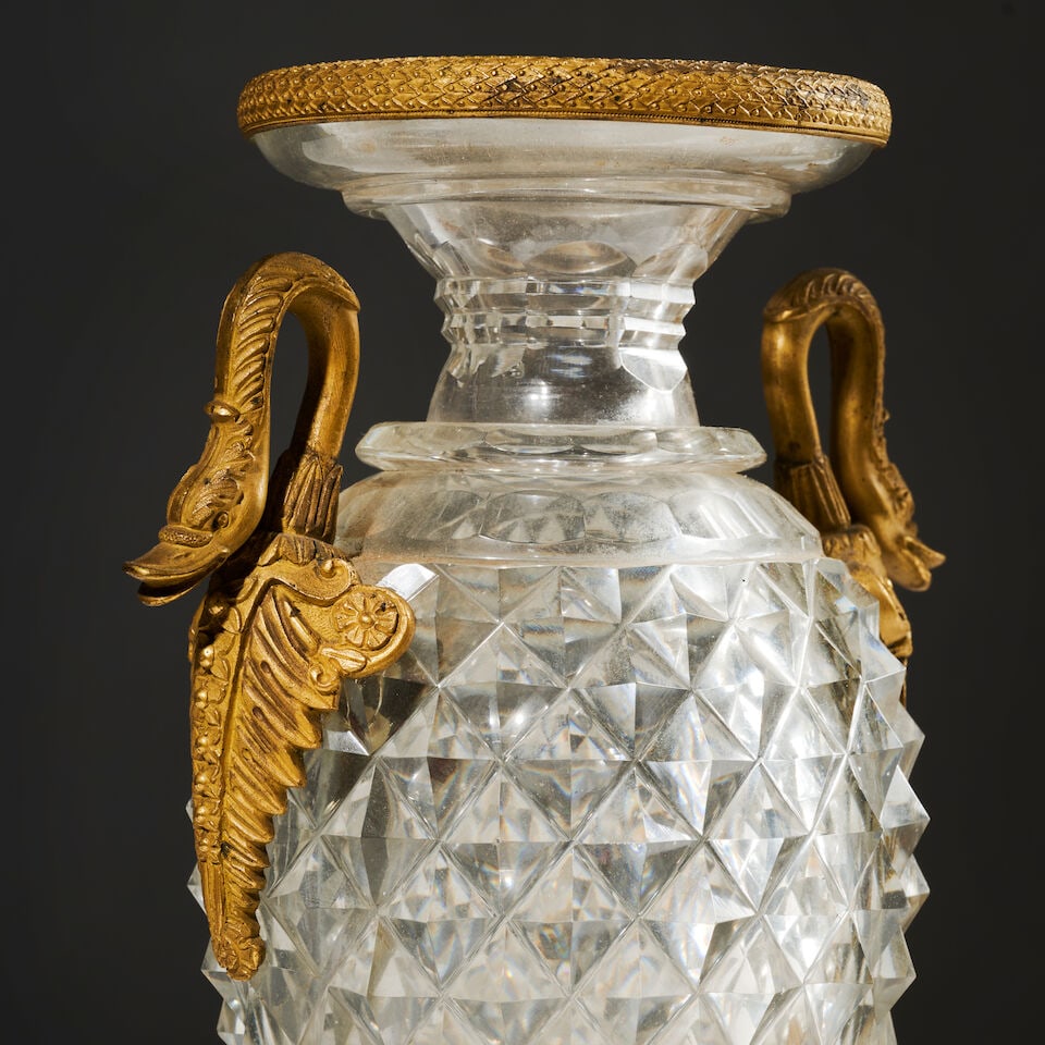 Paire de vases de forme ovoïde en cristal moulé d'époque Restauration ; A pair of... - 2