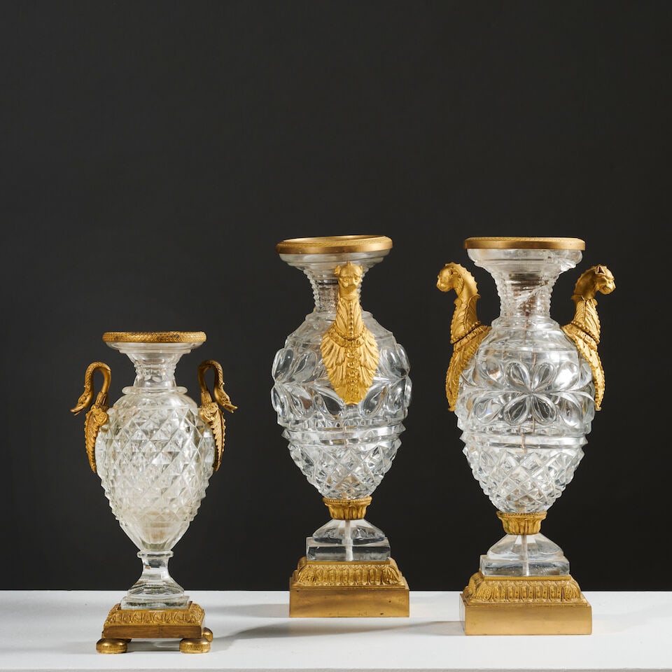 Paire de vases de forme ovoïde en cristal moulé d'époque Restauration ; A pair of... - 4