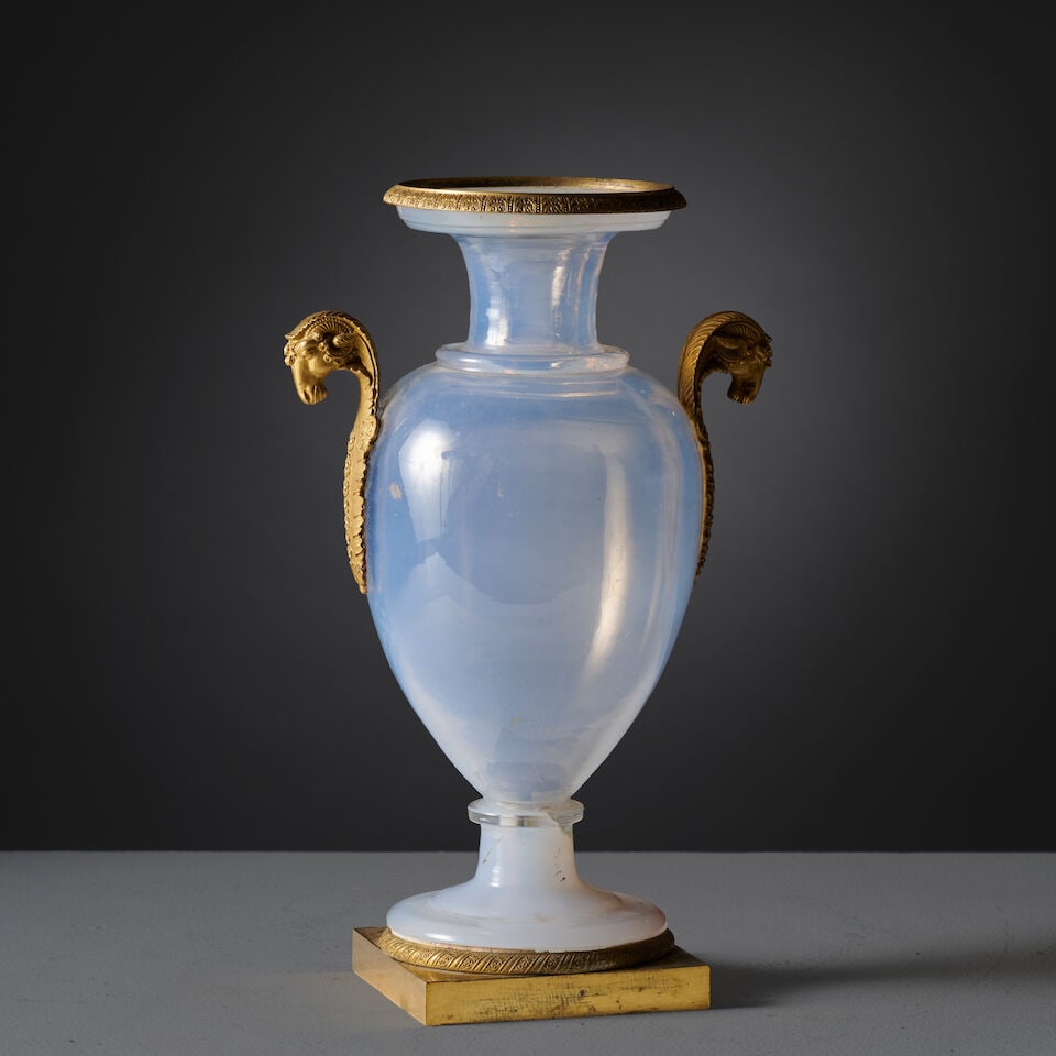 Vase de forme ovoïde en opaline laiteuse et bronze doré d'époque Restauration An ... (1 of 4)