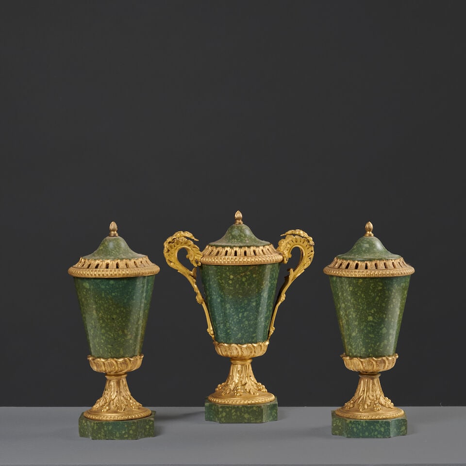 Garniture en porphyre vert et monture en bronze doré, fin du XVIIIe siècle Garniture i...: Garniture en porphyre vert et monture en bronze doré, fin du XVIIIe siècle Garniture in green porphyry with gilt-bronze mounts Elle se compose de trois éléments de forme identique,