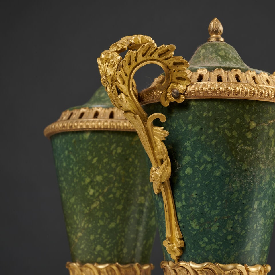 Garniture en porphyre vert et monture en bronze doré, fin du XVIIIe siècle Garniture i... - 4