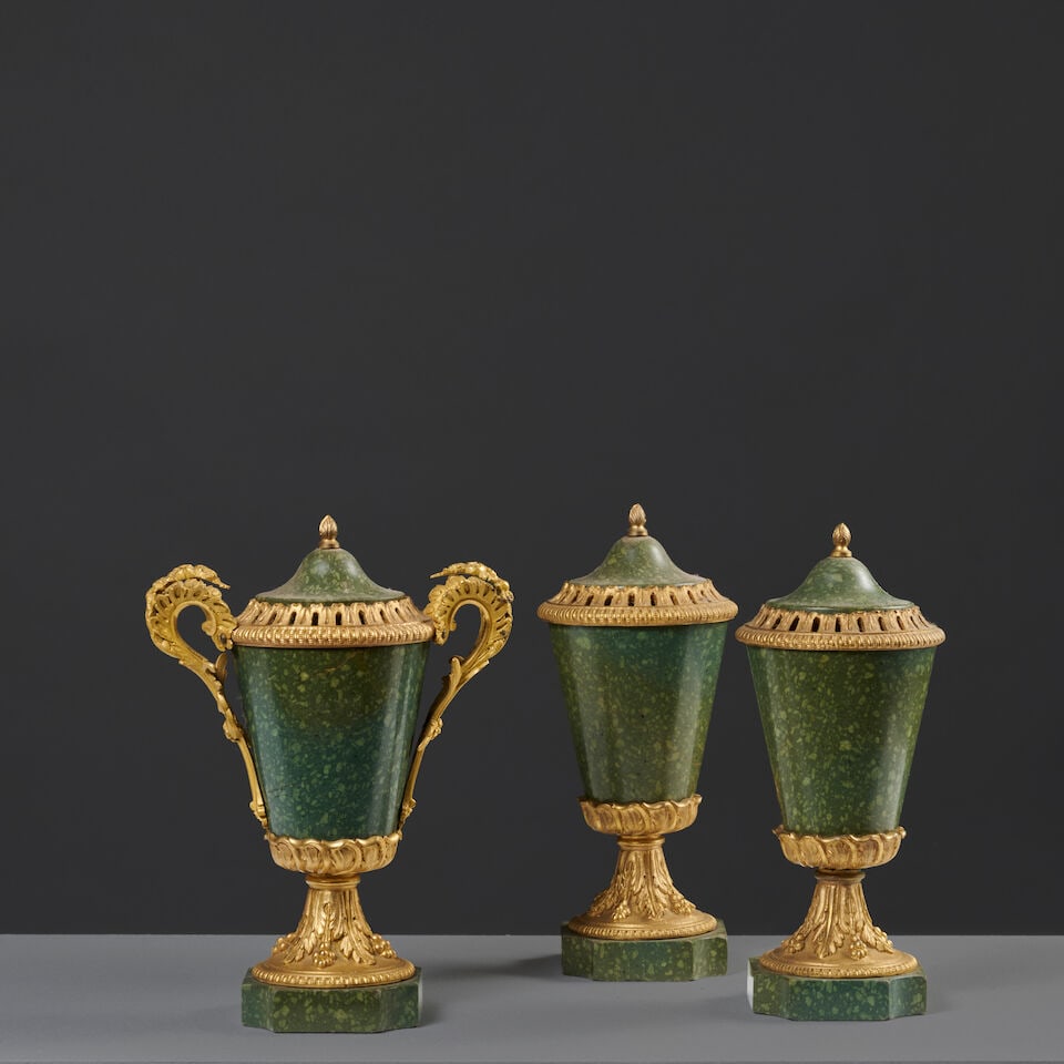 Garniture en porphyre vert et monture en bronze doré, fin du XVIIIe siècle Garniture i... - 5