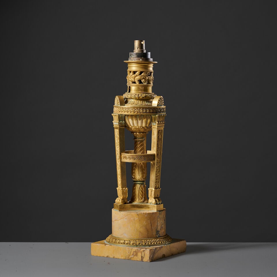 Lampe à pétrole en forme d'athénienne en bronze doré et marbre jaune de Sien... - 3