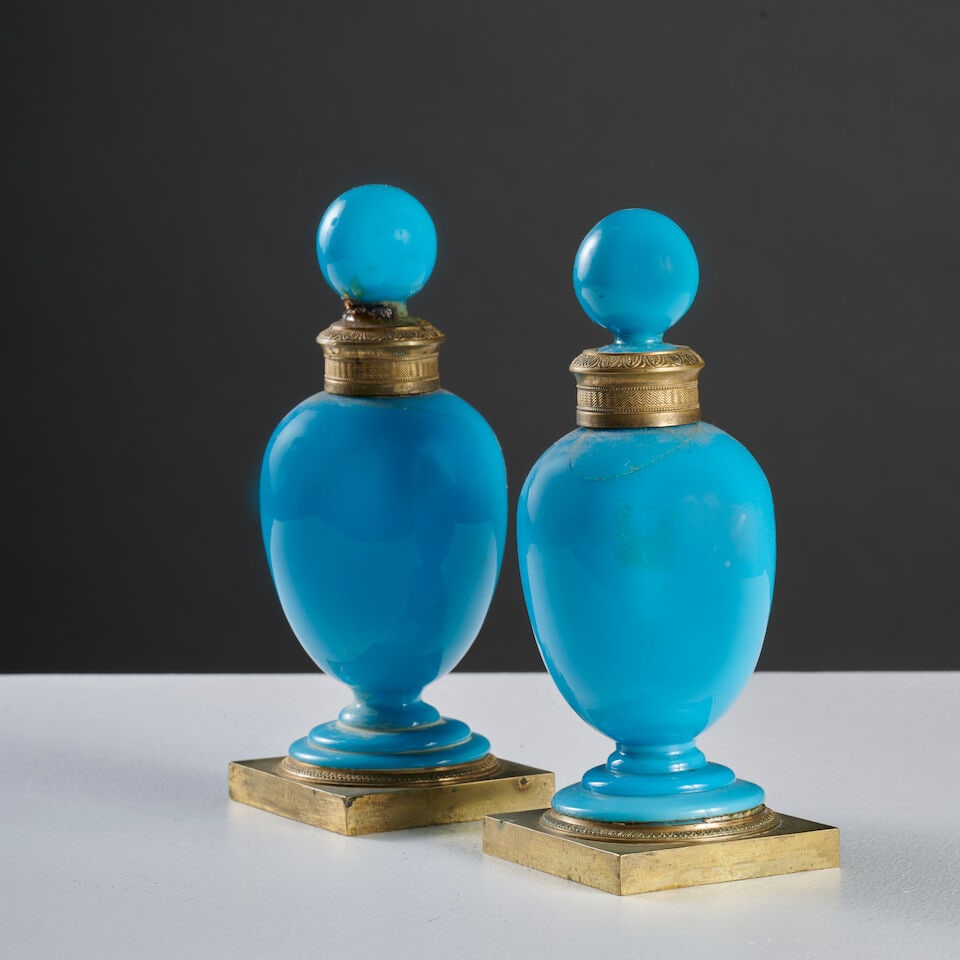 Paire de petits flacons ovoïdes couverts en verre opalin bleu et monture en bronze doré...: Paire de petits flacons ovoïdes couverts en verre opalin bleu et monture en bronze doré d'époque Louis Philippe A pair of small covered ovoid bottles in blue opaline glass with