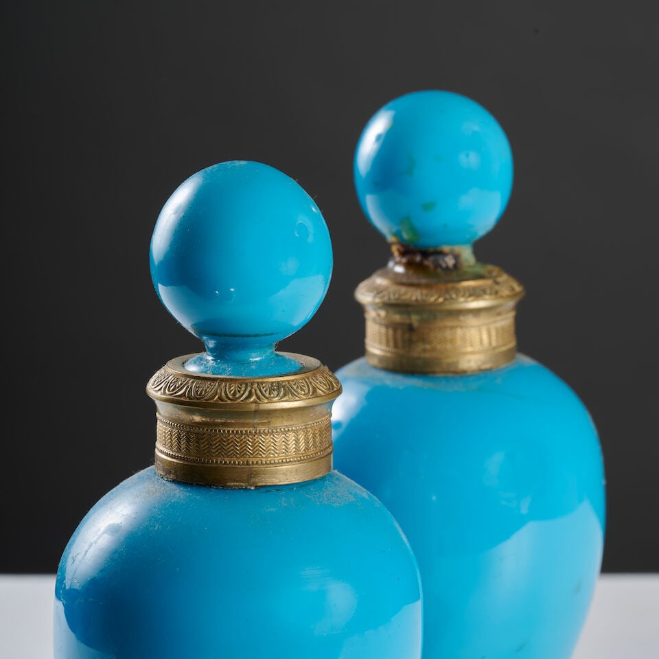Paire de petits flacons ovoïdes couverts en verre opalin bleu et monture en bronze doré... - 2
