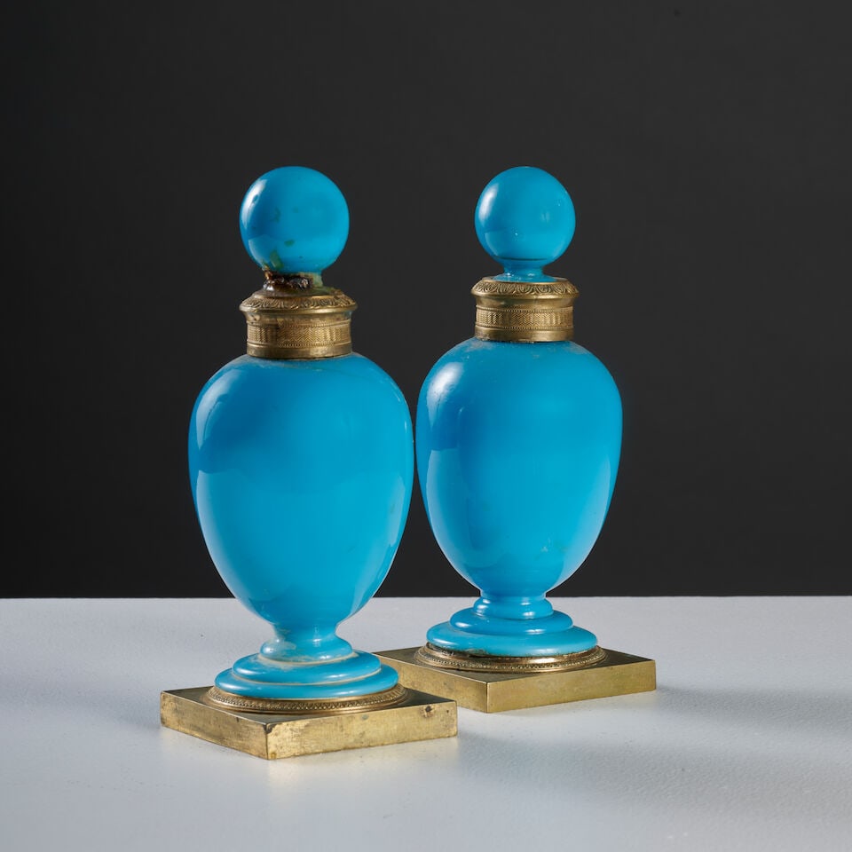 Paire de petits flacons ovoïdes couverts en verre opalin bleu et monture en bronze doré... - 3