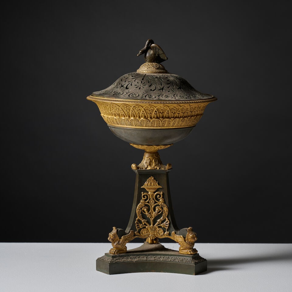 Coupe couverte en bronze doré et patiné d'époque Empire An Empire covered bowl in...: Coupe couverte en bronze doré et patiné d'époque Empire An Empire covered bowl in patinated and gilt bronze Faisant brûle parfum, elle présente un couvercle ajouré et