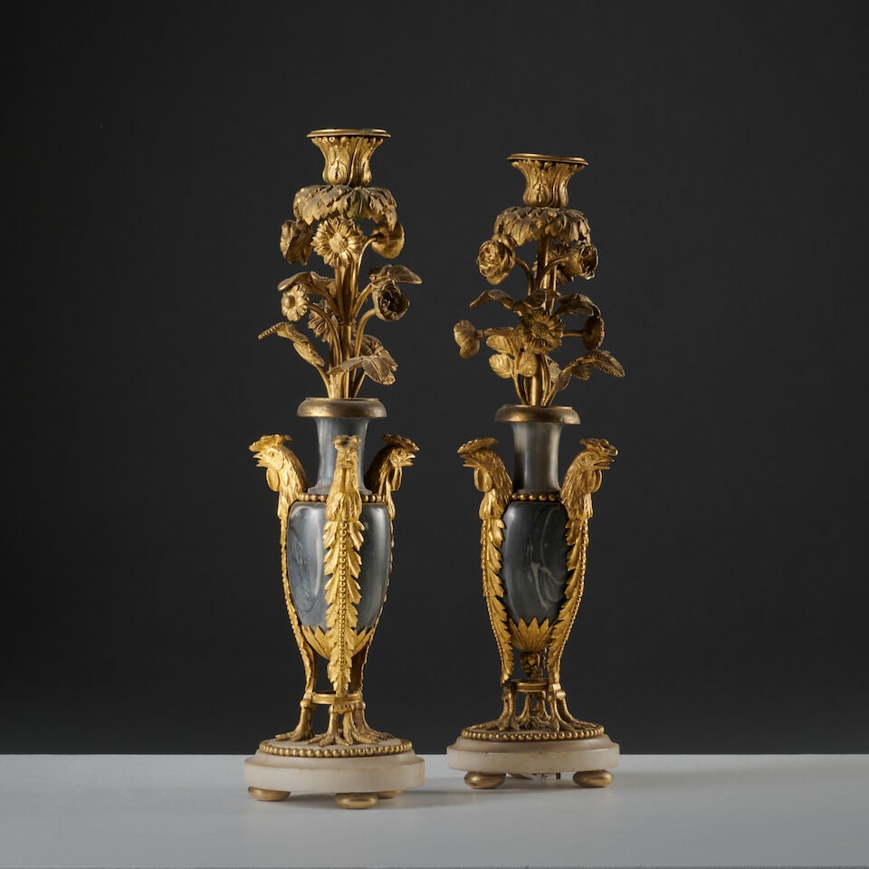Paire de flambeaux en marbre bleu turquin et monture en bronze doré et ciselé de la fi...: Paire de flambeaux en marbre bleu turquin et monture en bronze doré et ciselé de la fin du XVIIIe siècle Pair of candlesticks in bleu turquin marble in gilt-bronze, late 18th century Le