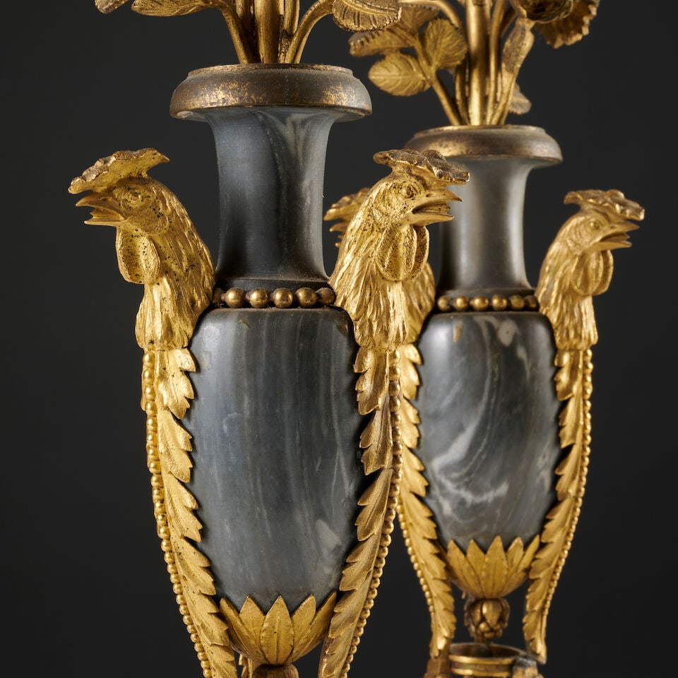 Paire de flambeaux en marbre bleu turquin et monture en bronze doré et ciselé de la fi... - 2