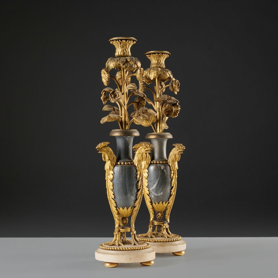 Paire de flambeaux en marbre bleu turquin et monture en bronze doré et ciselé de la fi... - 3