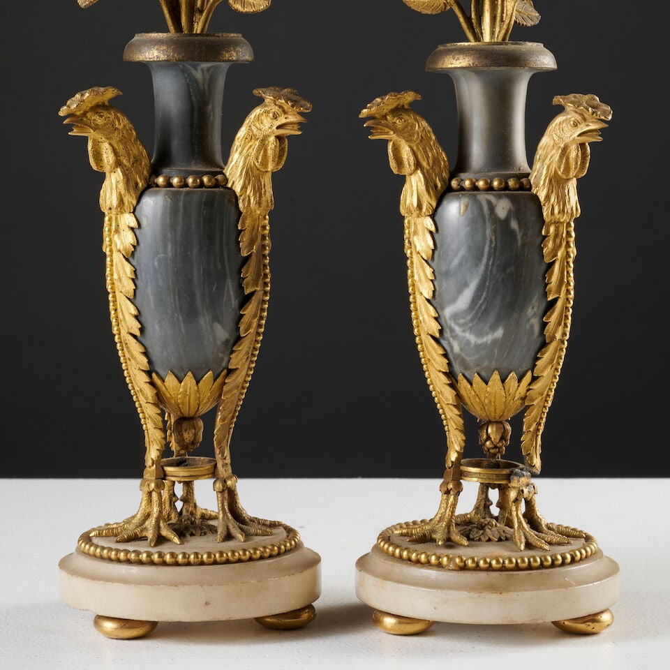 Paire de flambeaux en marbre bleu turquin et monture en bronze doré et ciselé de la fi... - 4