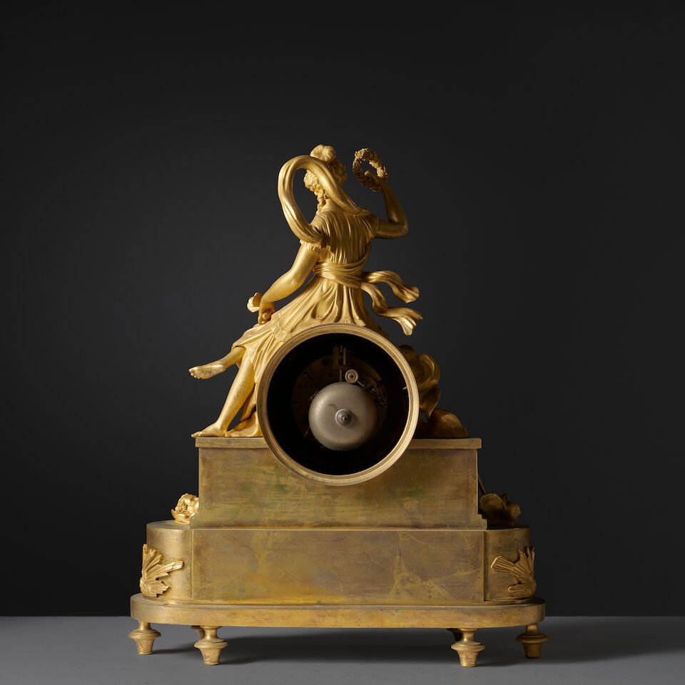 Pendule en bronze doré et ciselé figurant Aphrodite assise d'époque Empire A gilt... - 2