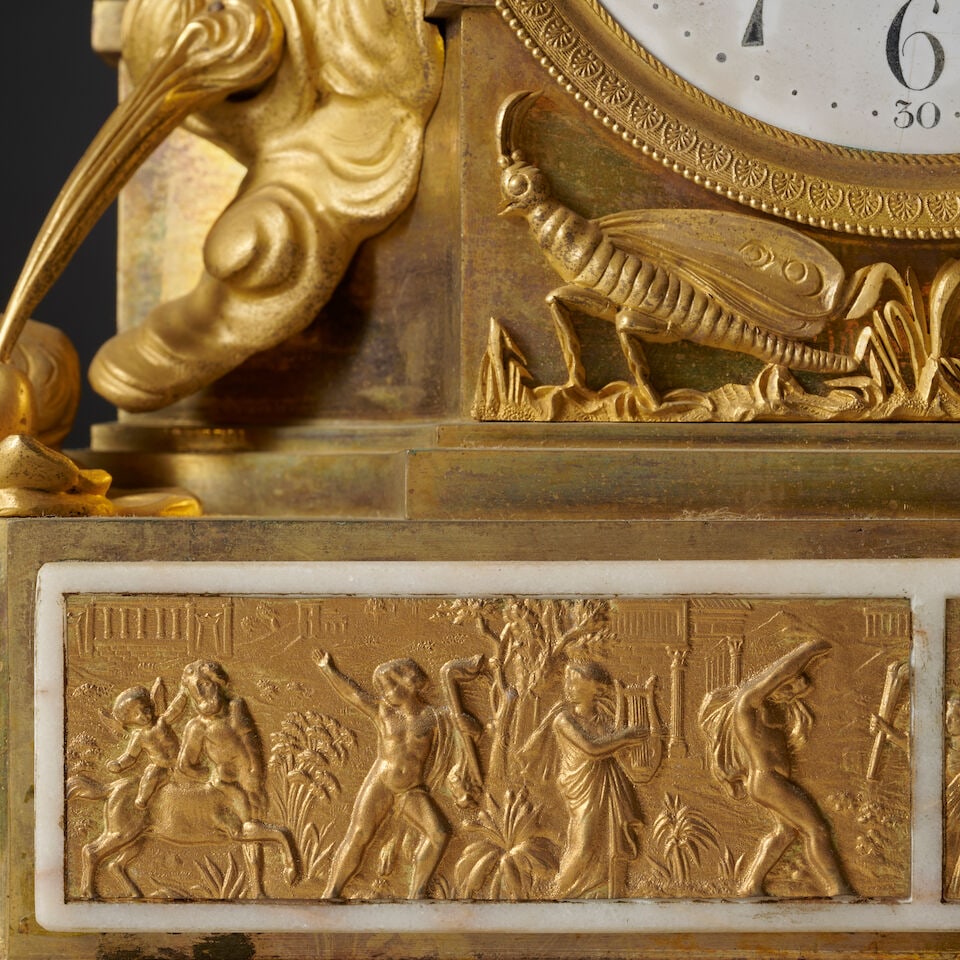 Pendule en bronze doré et ciselé figurant Aphrodite assise d'époque Empire A gilt... - 3
