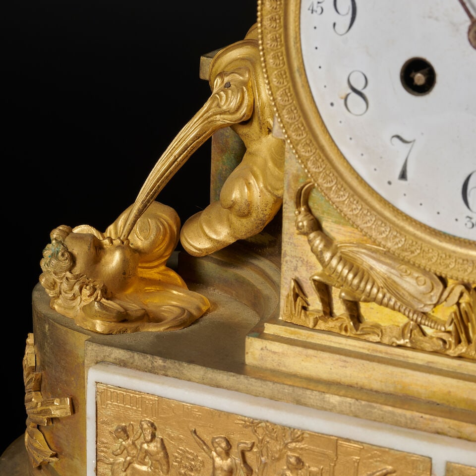 Pendule en bronze doré et ciselé figurant Aphrodite assise d'époque Empire A gilt... - 4