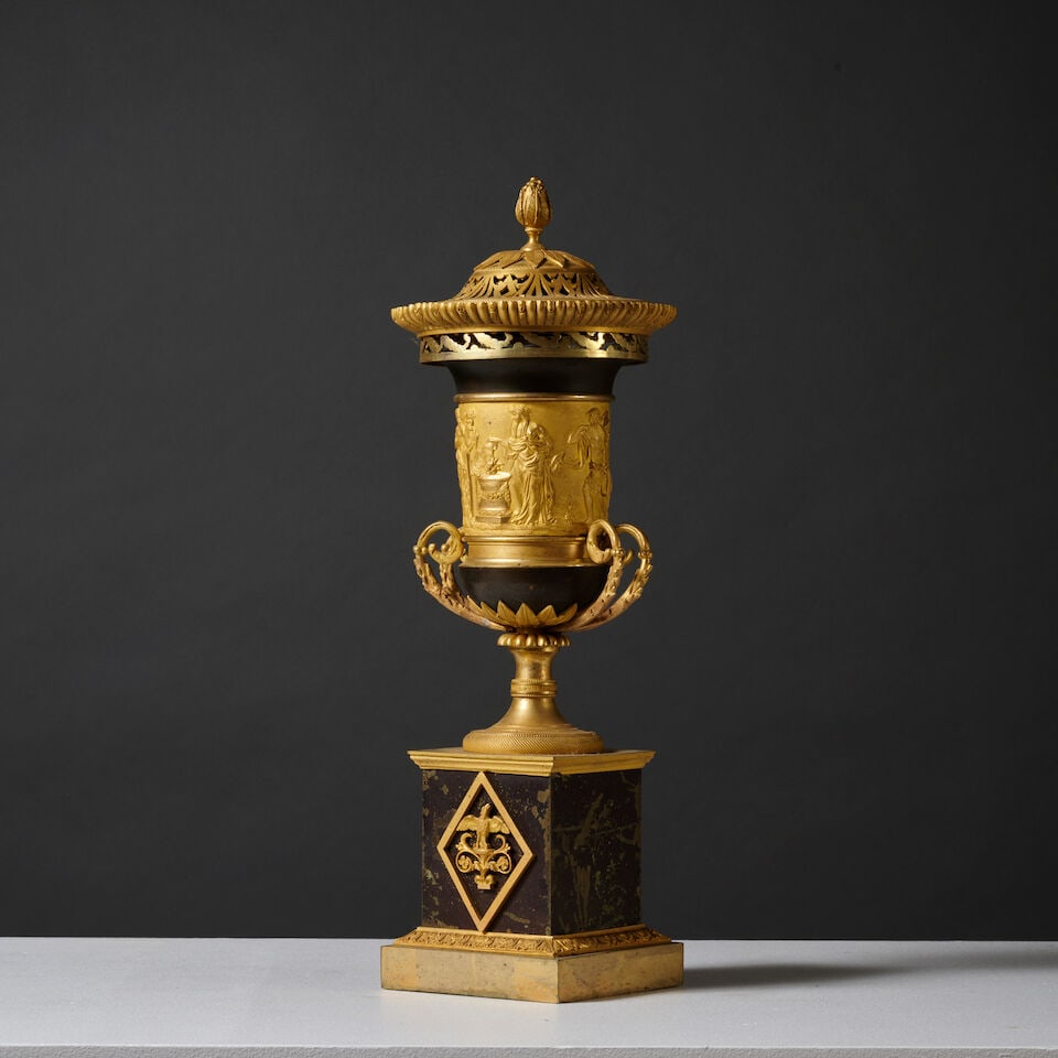 Grand vase couvert en bronze doré et ciselé d'époque Empire An Empire large cover...: Grand vase couvert en bronze doré et ciselé d'époque Empire An Empire large covered vase in gilt-bronze Le vase à large frise de dionysie, les prises en volutes, le couvercle à