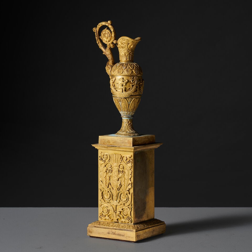 Petite aiguière d'ornement en bronze doré et ciselé d'époque Empire A small ...: Petite aiguière d'ornement en bronze doré et ciselé d'époque Empire A small ornamental ewer in gilt-bronze, first half of the 19th century A riche décor ciselé de putti, 