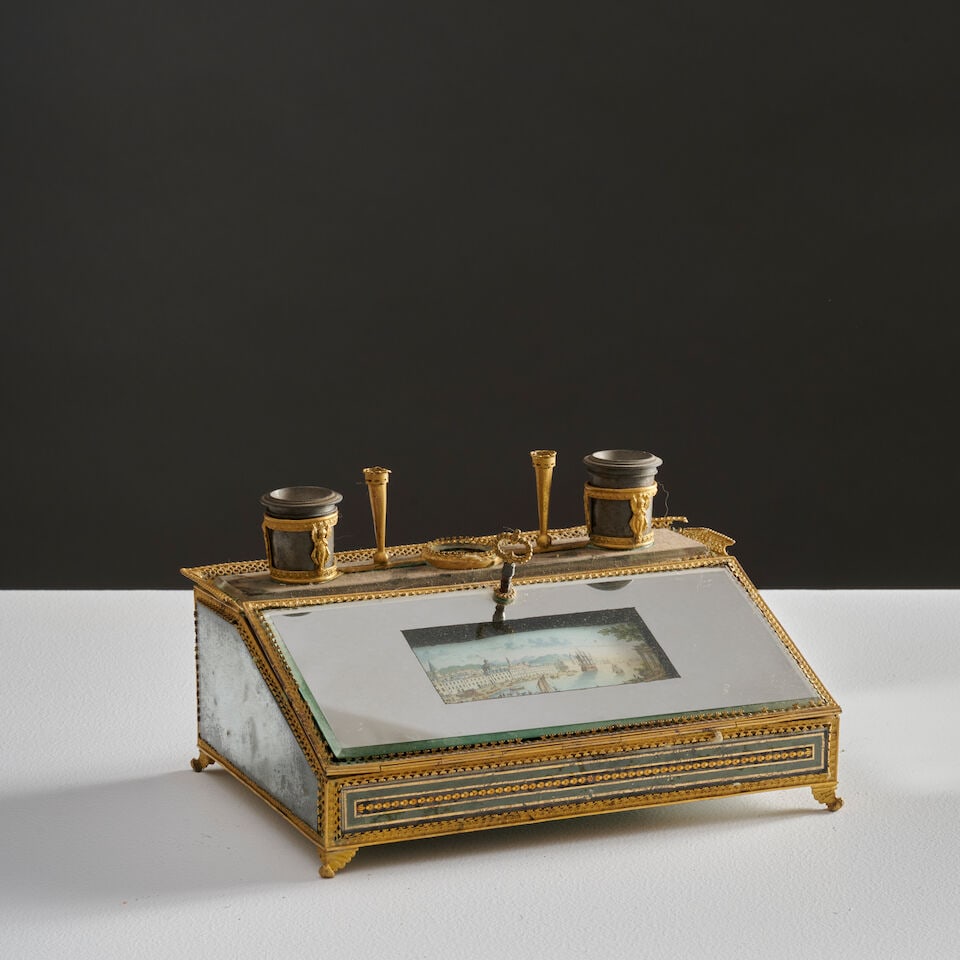 Petit écritoire en verre et monture en bronze doré et ciselé figurant une vue du ...: Petit écritoire en verre et monture en bronze doré et ciselé figurant une vue du Danube, Autriche vers 1830 A small writing case in glass with a gilt-bronze mount depicting a view of