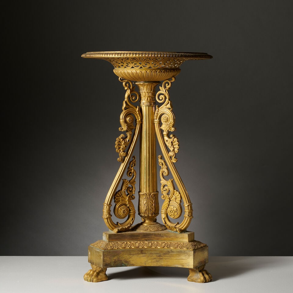 Coupe de surtout de table en bronze doré et ciselé à décor d'enroulements d'...: Coupe de surtout de table en bronze doré et ciselé à décor d'enroulements d'époque Restauration attribué à Thomire A centerpiece bowl in gilt-bronze with scroll