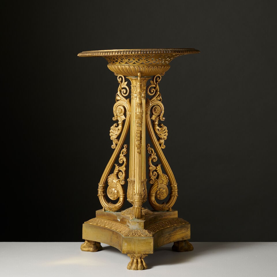 Coupe de surtout de table en bronze doré et ciselé à décor d'enroulements d'... - 2