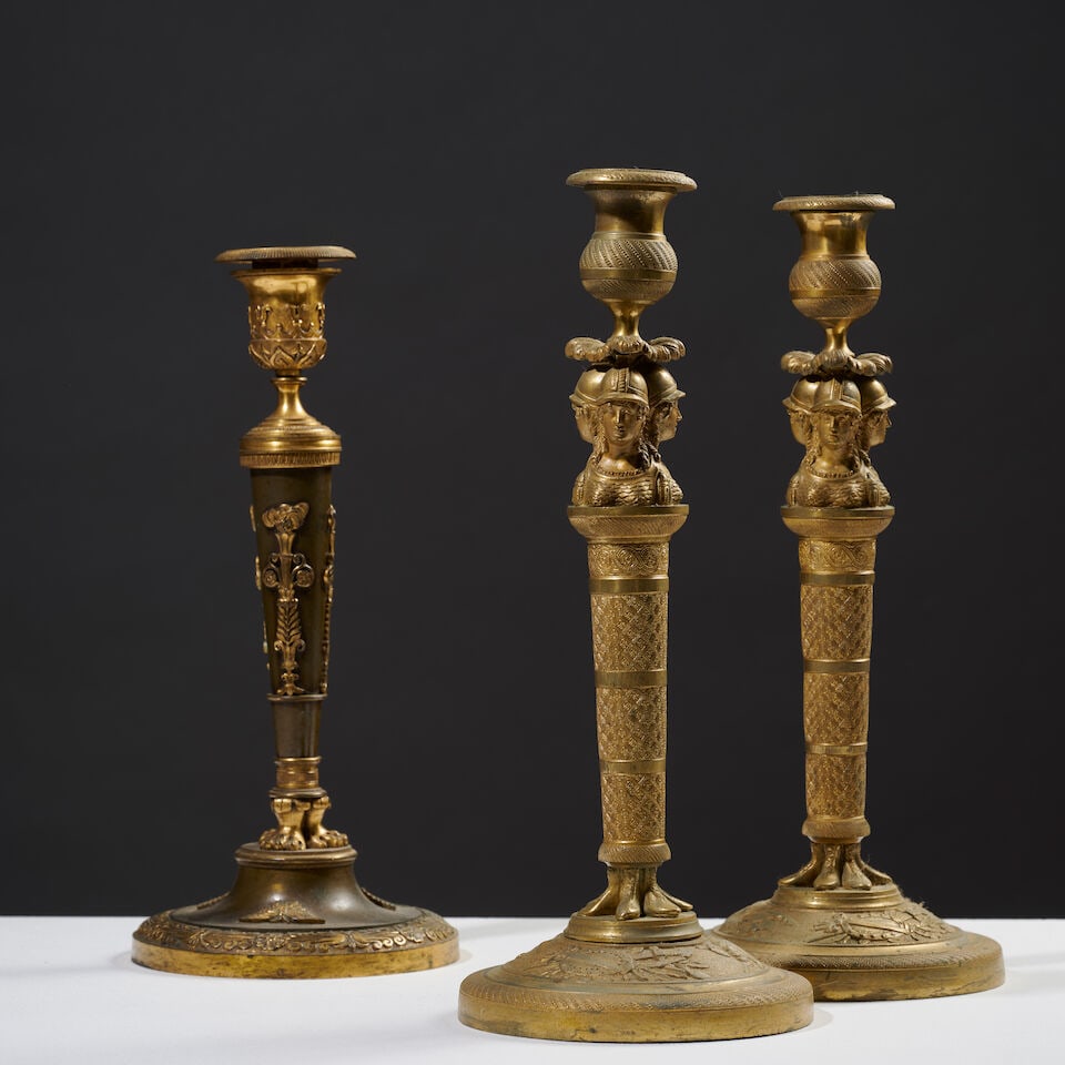 Flambeau et paire de flambeaux en bronze patiné ou doré d'époque Empire An Empire...: Flambeau et paire de flambeaux en bronze patiné ou doré d'époque Empire An Empire torch and a pair of candlesticks in patinated or gilded bronze. Le flambeau agrémenté de