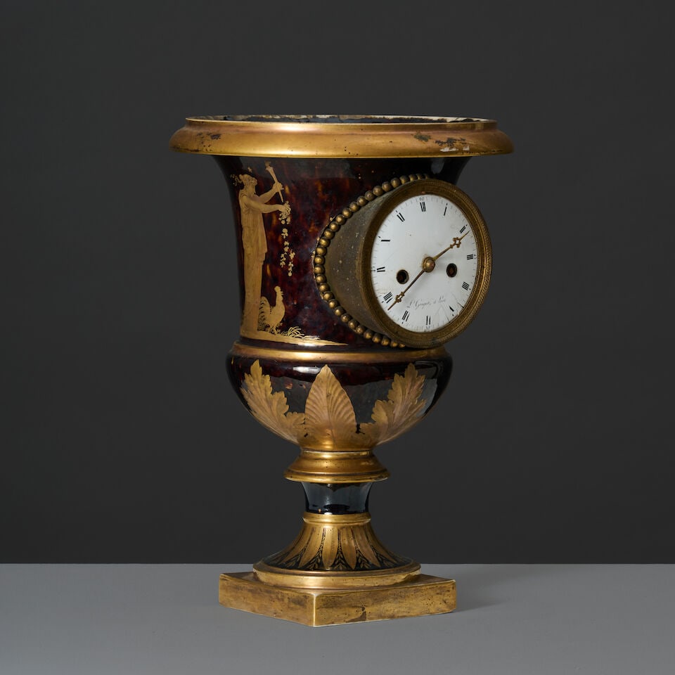 Importante pendule dans un vase Médicis en porcelaine façon écaille, d'époqu... (1 of 3)