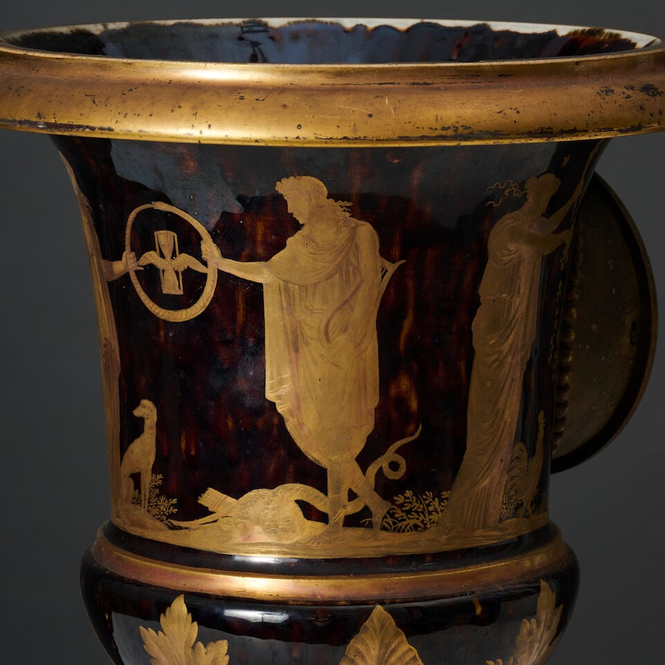 Importante pendule dans un vase Médicis en porcelaine façon écaille, d'époqu... - 2