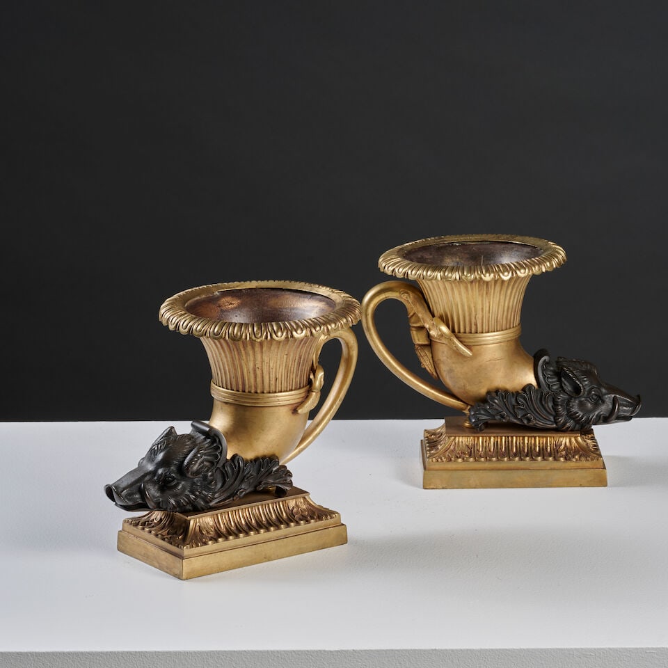 Paire de rythons en bronze doré et à patine brune d'époque Restauration A pair of...: Paire de rythons en bronze doré et à patine brune d'époque Restauration A pair of rhytons in gilt and brown-patinated bronze, first half of the 19th century En forme de hure de