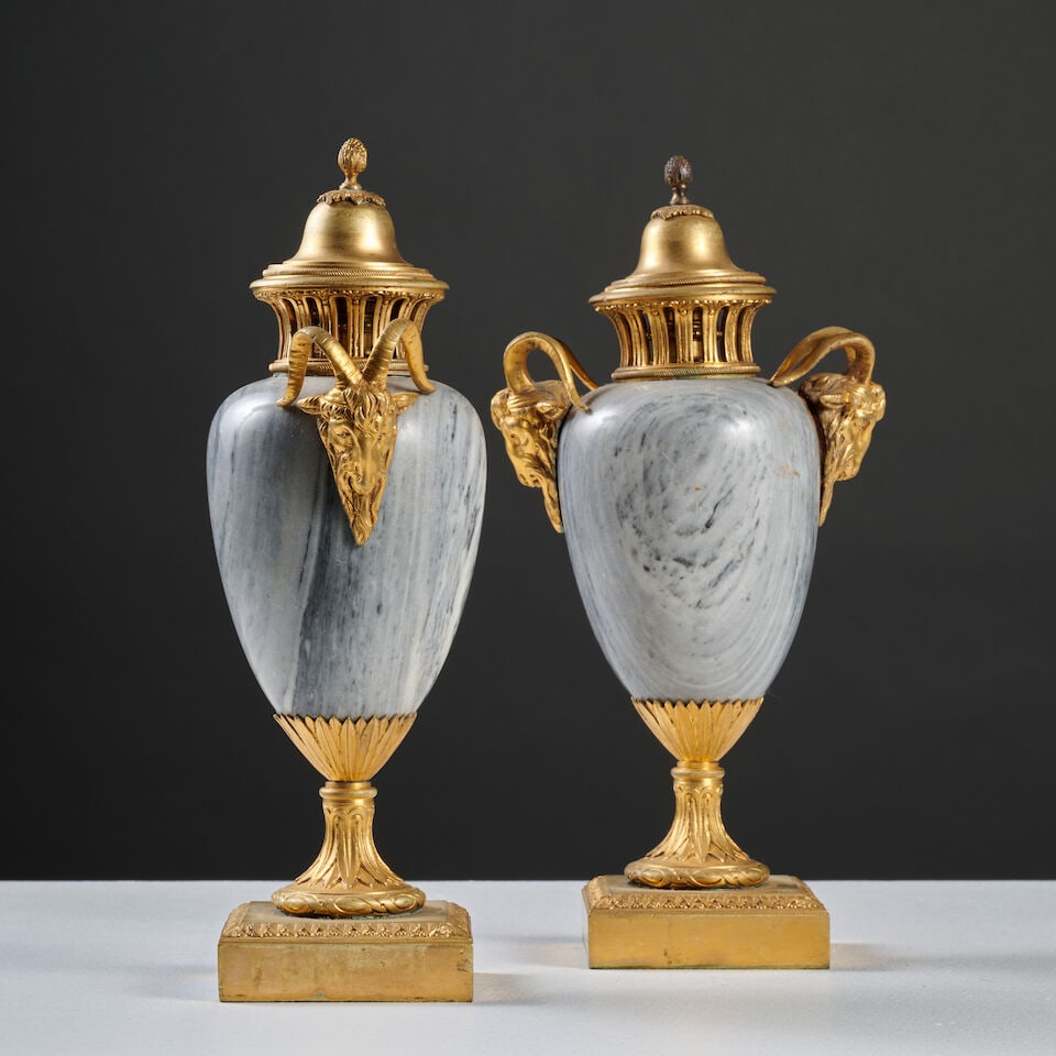 Paire de vases couverts formant flambeaux de forme ovoïde en marbre bleu et monture en bron...: Paire de vases couverts formant flambeaux de forme ovoïde en marbre bleu et monture en bronze doré du XIXe siècle A pair of covered ovoid vases forming a candelabra in blue marble with 