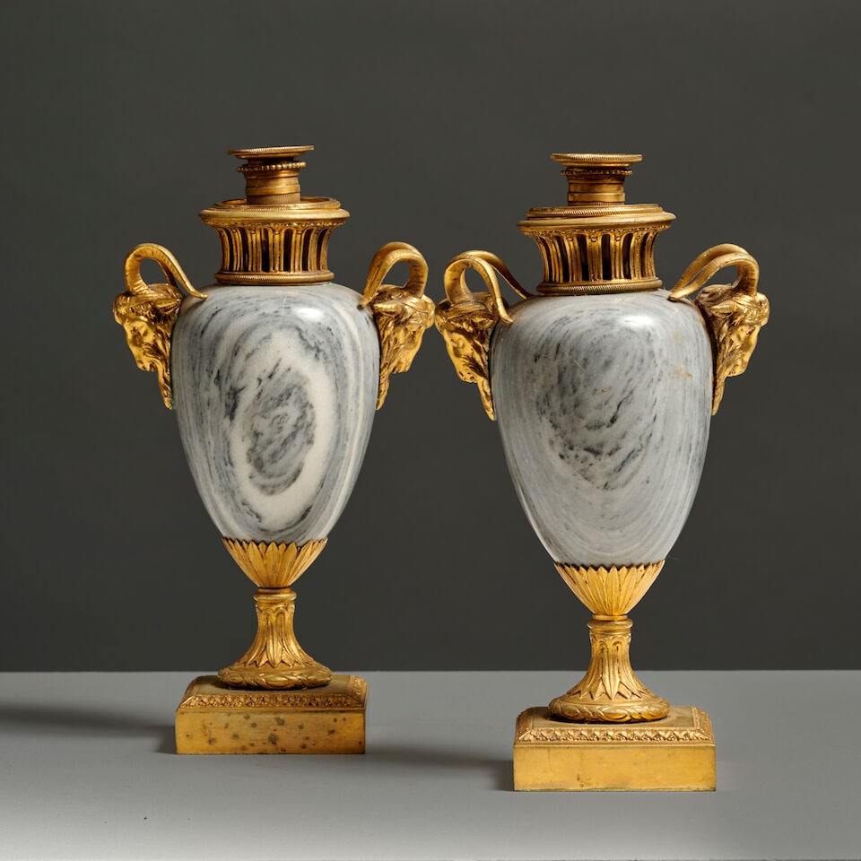 Paire de vases couverts formant flambeaux de forme ovoïde en marbre bleu et monture en bron... - 2