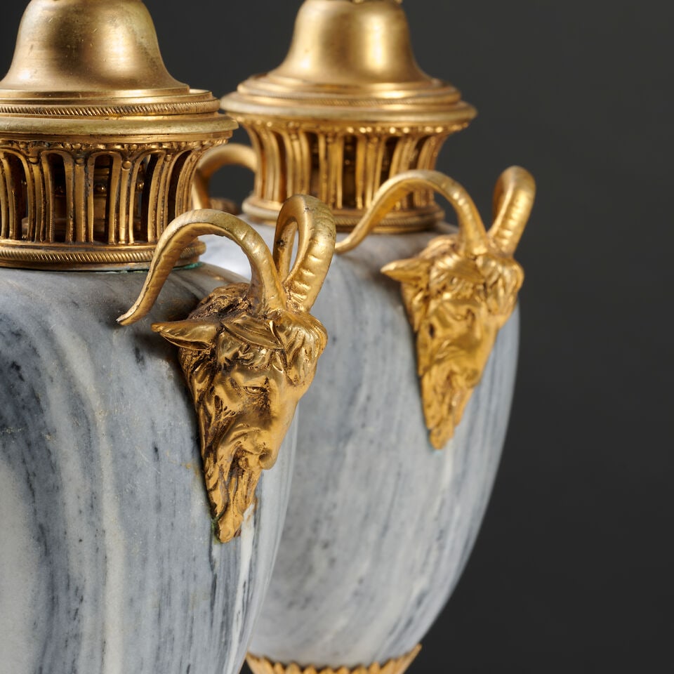 Paire de vases couverts formant flambeaux de forme ovoïde en marbre bleu et monture en bron... - 3