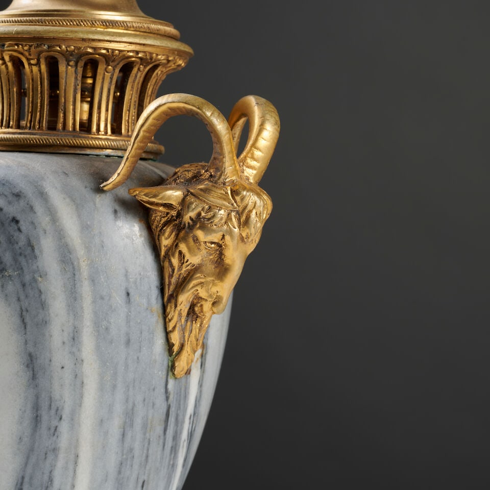 Paire de vases couverts formant flambeaux de forme ovoïde en marbre bleu et monture en bron... - 4